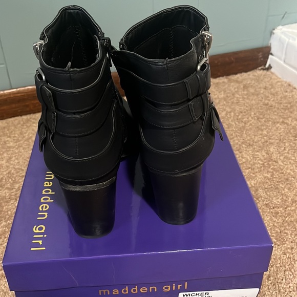 Black boots - Picture 3 of 6